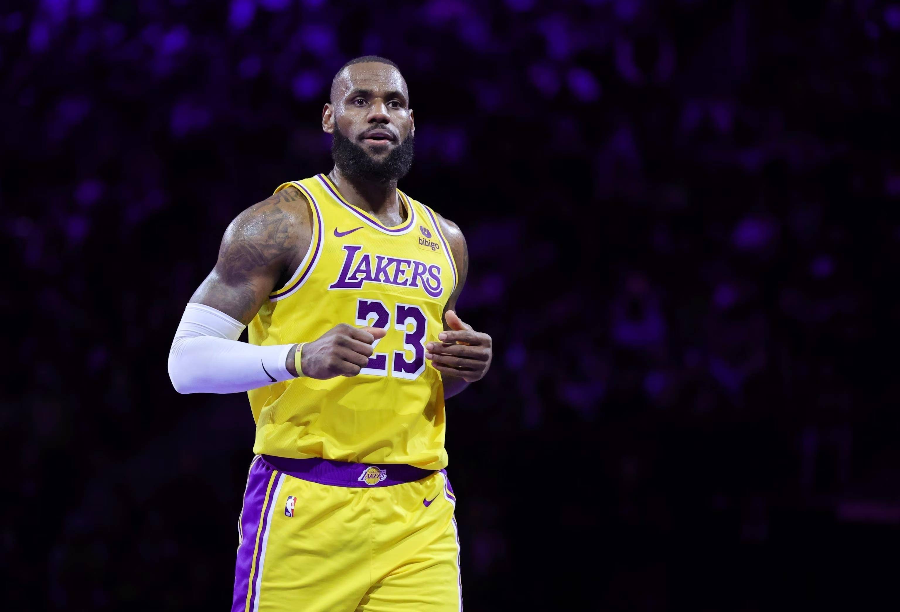 以三人出球 以三人出球